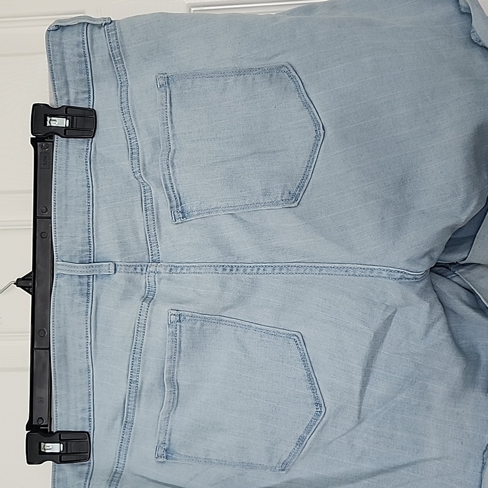 SIZE 16 OLD NAVY WOMAN'S DENIM SHORTS - Picture 6 of 9